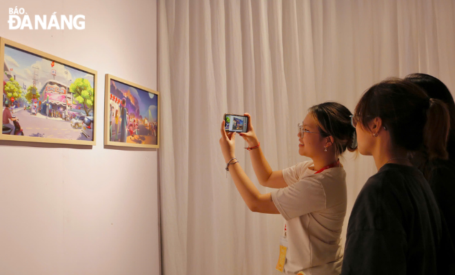 When visiting the exhibition, visitors are carefully guided in detail by volunteers of ‘Da Nang Tui’ or explore on their own according to pre-numbered itineraries.