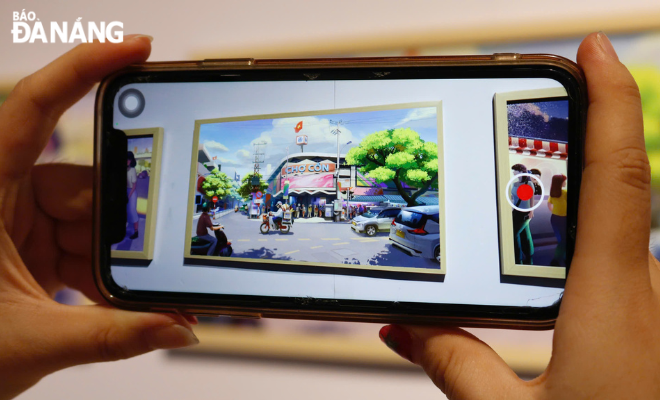  With digital paintings, combined with augmented reality technology (AR), when placing the phone on the painting, visitors will see and hear the familiar, nostalgic sound of street vendors.