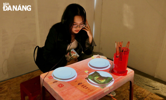  Visitors can enjoy the food with their eyes while listening to the sharing of a street vendor owner about their work. The lively sound gives visitors the feeling of enjoying food on the street.