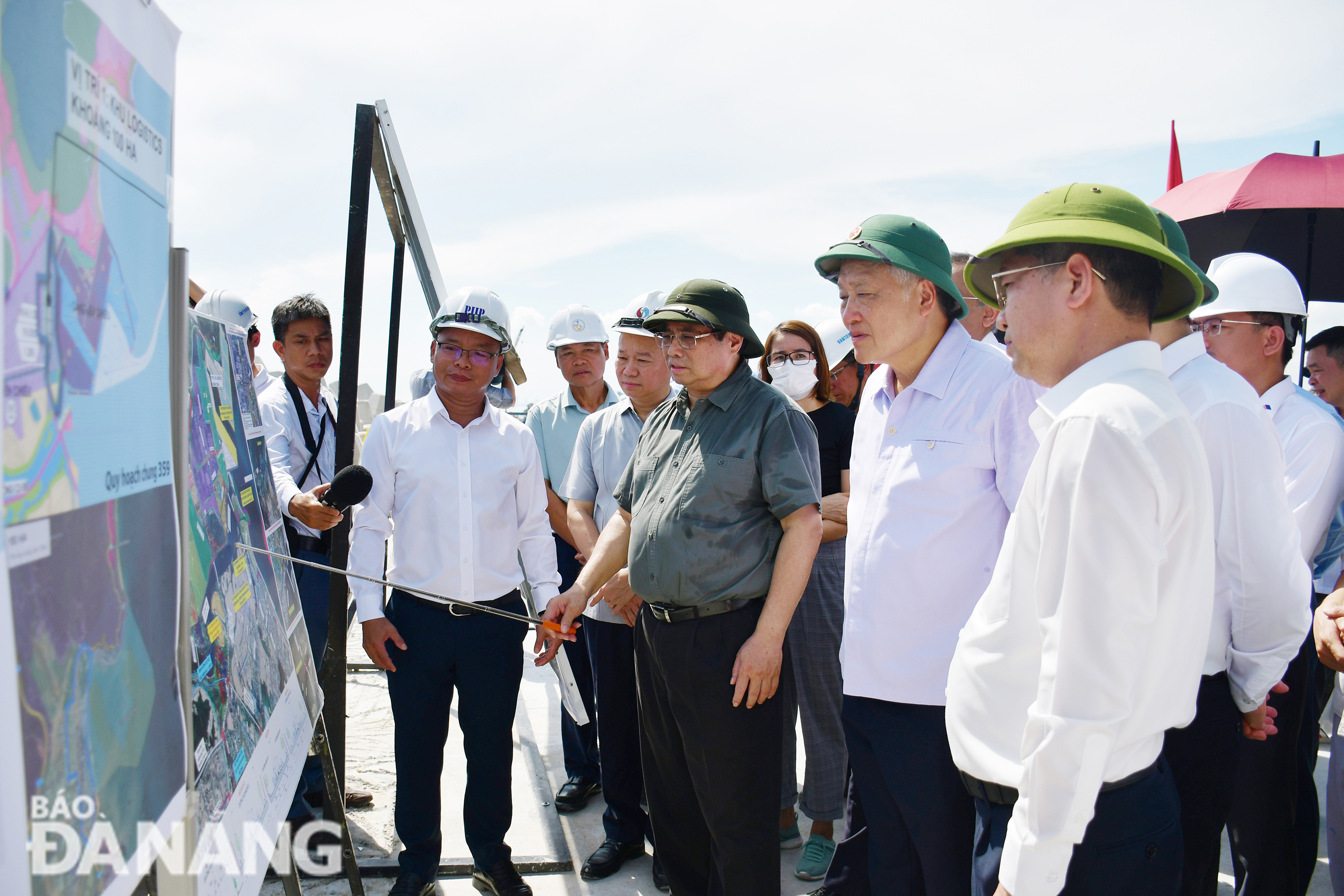 Thủ tướng Chính phủ Phạm Minh Chính (thứ 2 từ trái sang), trao đổi những vấn đề mà dự án còn vướng mắc. Ảnh: THÀNH LÂN