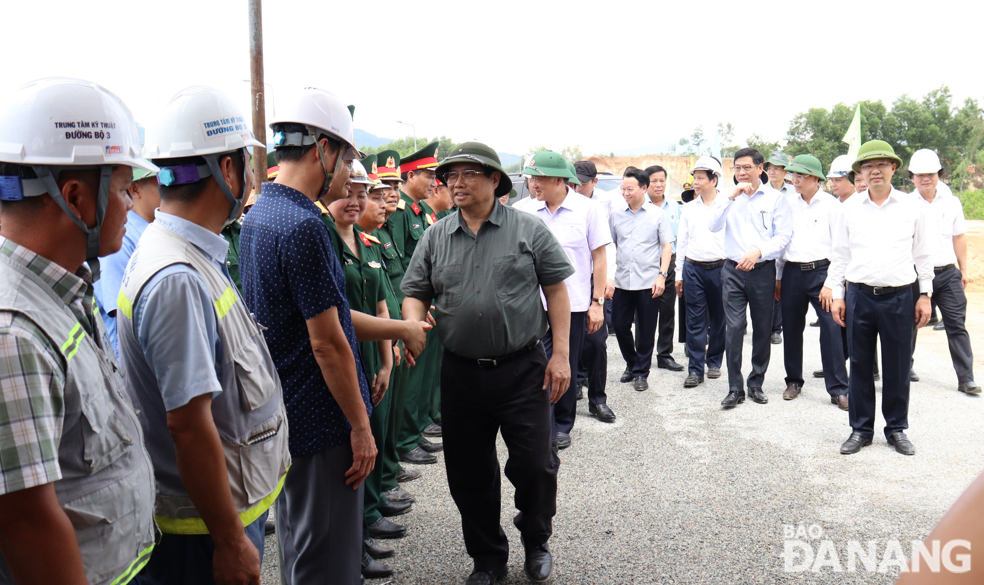 Thủ tướng Chính phủ Phạm Minh Chính động viên các cán bộ, kỹ sư tại công trường tuyến đường bộ cao tốc phía đông đoạn Hòa Liên - Túy Loan. Ảnh: HOÀNG HIỆP