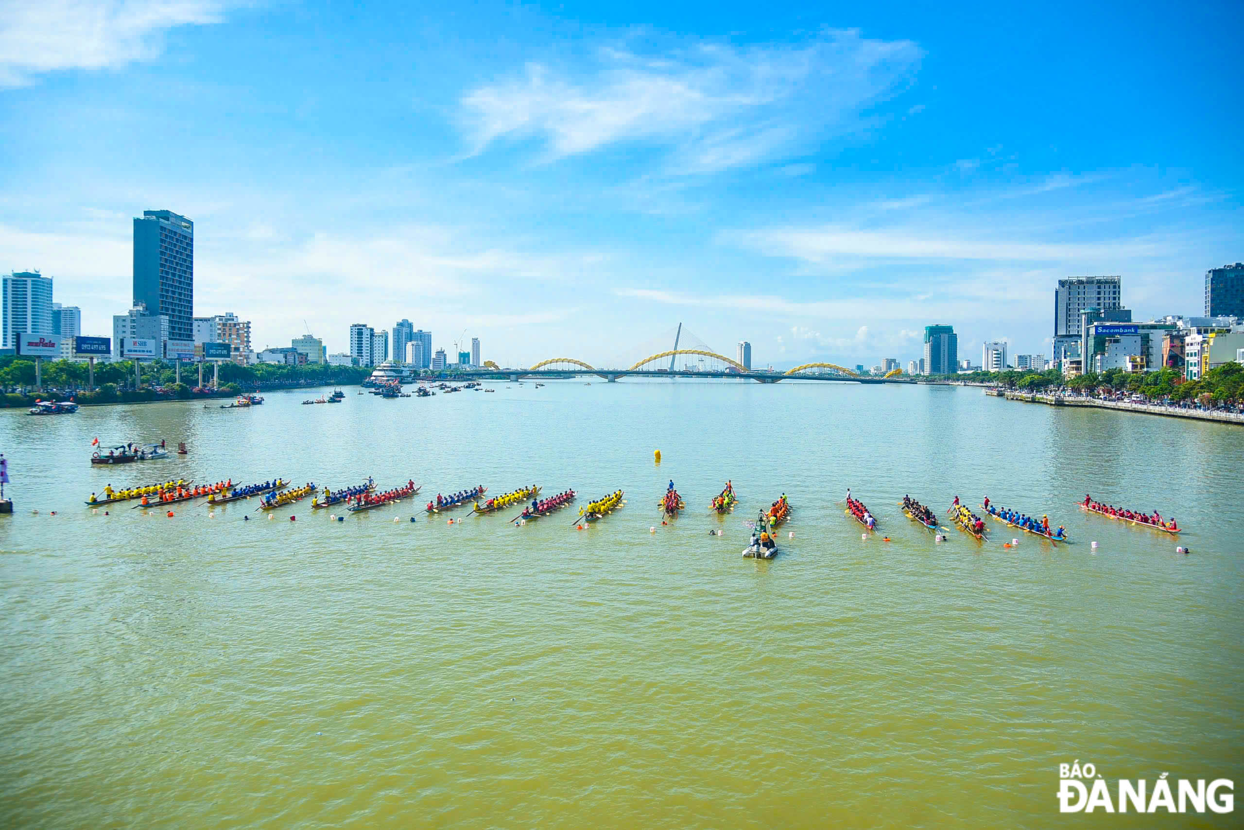 Exciting traditional boat race for VTV8 Cup on the Han River