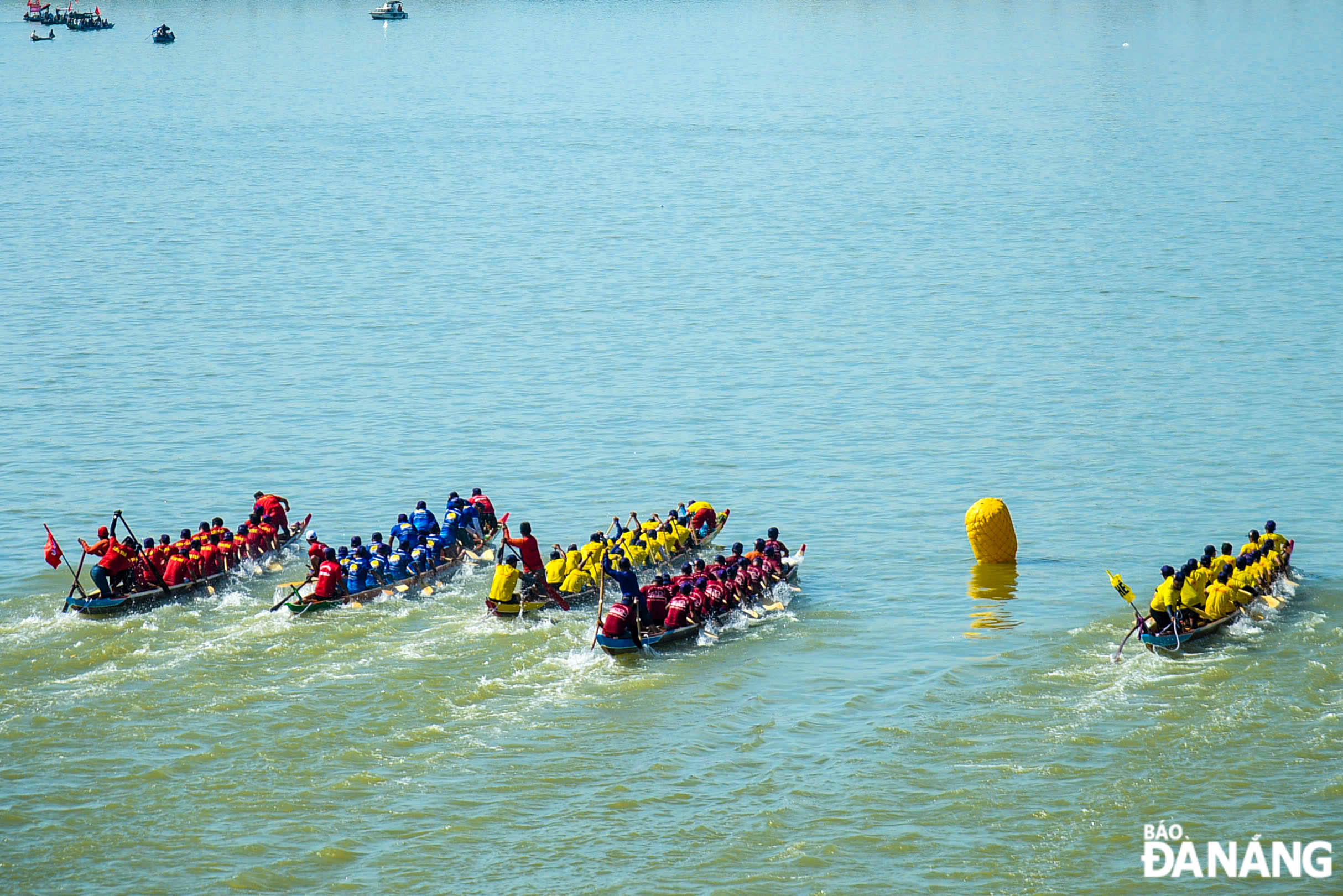 The boat race had the participation of 524 male and female athletes from 24 teams of 15 units in Da Nang and Quang Nam Province