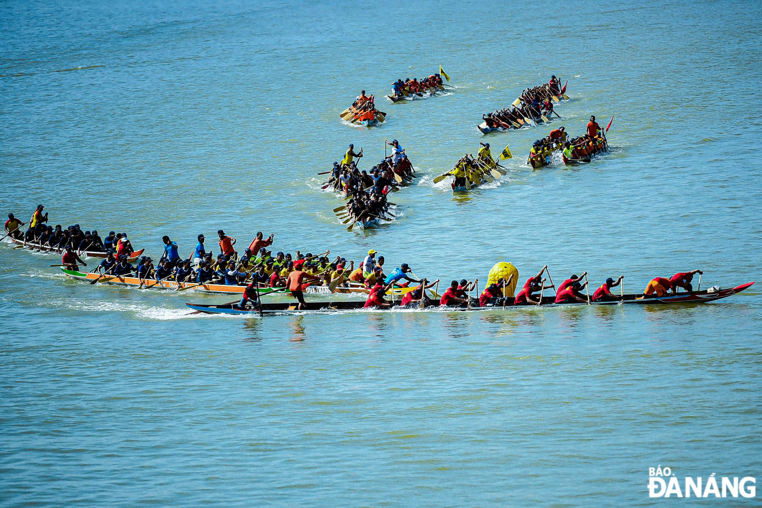 There were 17 and 15 members in each boat competing in the men’s and women’s categories respectively. The male teams were required to complete 5 laps, equivalent to 7.5km, whilst the ladies’ teams had to complete just 3 laps, equivalent to 4.5km. 