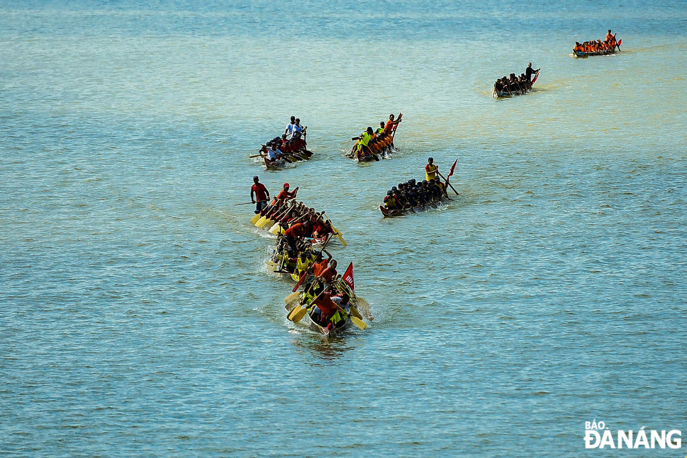 According to Mr. Nguyen Trong Thao, Deputy Director of the Da Nang Department of Culture and Sports of Da Nang, with the participation of many racing teams inside and outside the city, the tournament brought exciting and dramatic competitions. This, thereby, introduces the traditional cultural beauty on the river of the people of Quang Nam and Da Nang to domestic and international tourists.