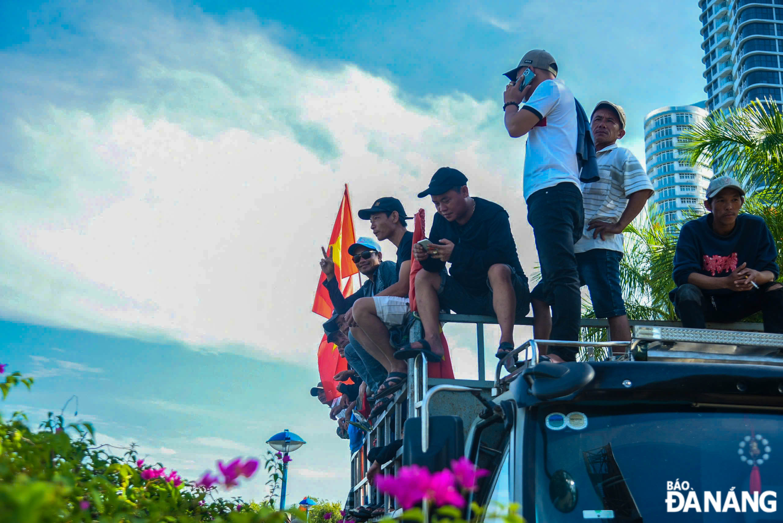 Many people climbed cars and tall trees to be able to watch the boat race easily.