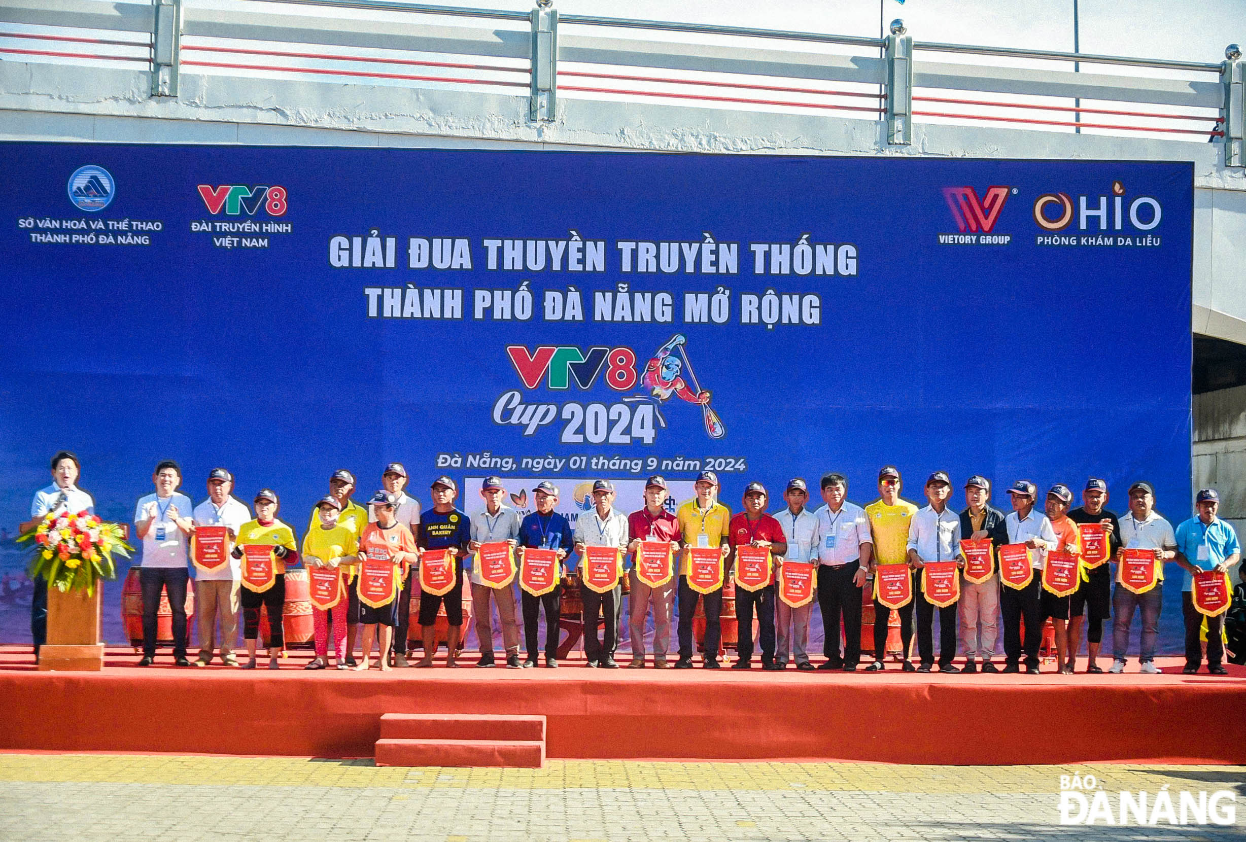 Mr. Nguyen Trong Thao, Deputy Director of the Da Nang Department of Culture and Sports (9th from right) presented souvenir flags to the teams participating in the tournament.