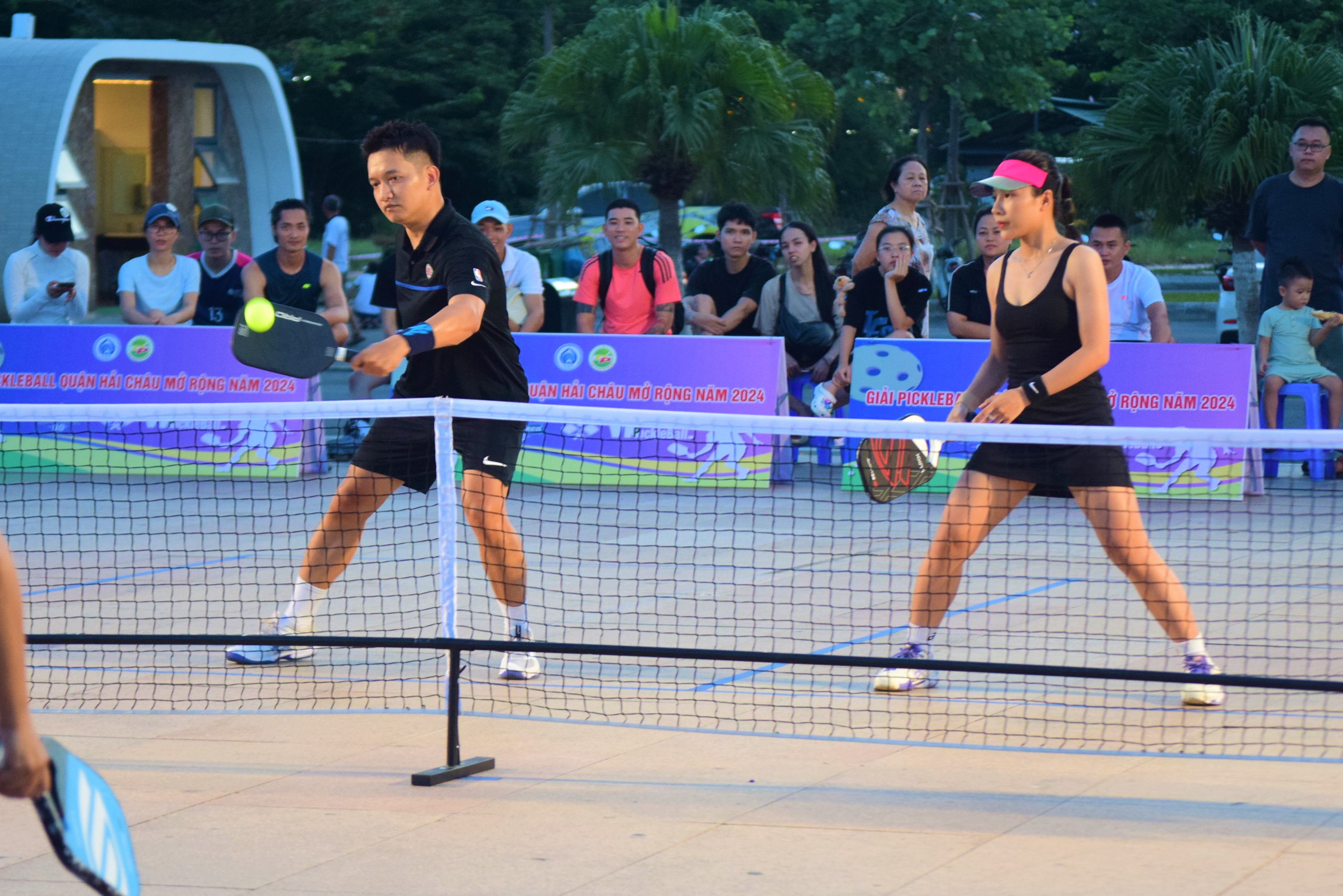 Pickleball brings great appeal, attracting many athletes to train and compete. IN PHOTO: Athletes competing in the 2024 Hai Chau District Open Pickleball Tournament. Photo: P.N