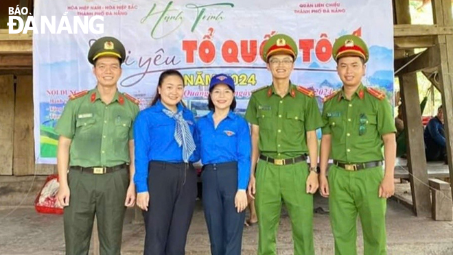 Lieutenant Nguyen Ngoc Tay (right, second) with the Hoa Hiep Bac Ward Youth Union and Lien Chieu District Police’s Youth Union engaged in charity work in Truong Son Commune, Quang Ninh District, Quang Binh Province.