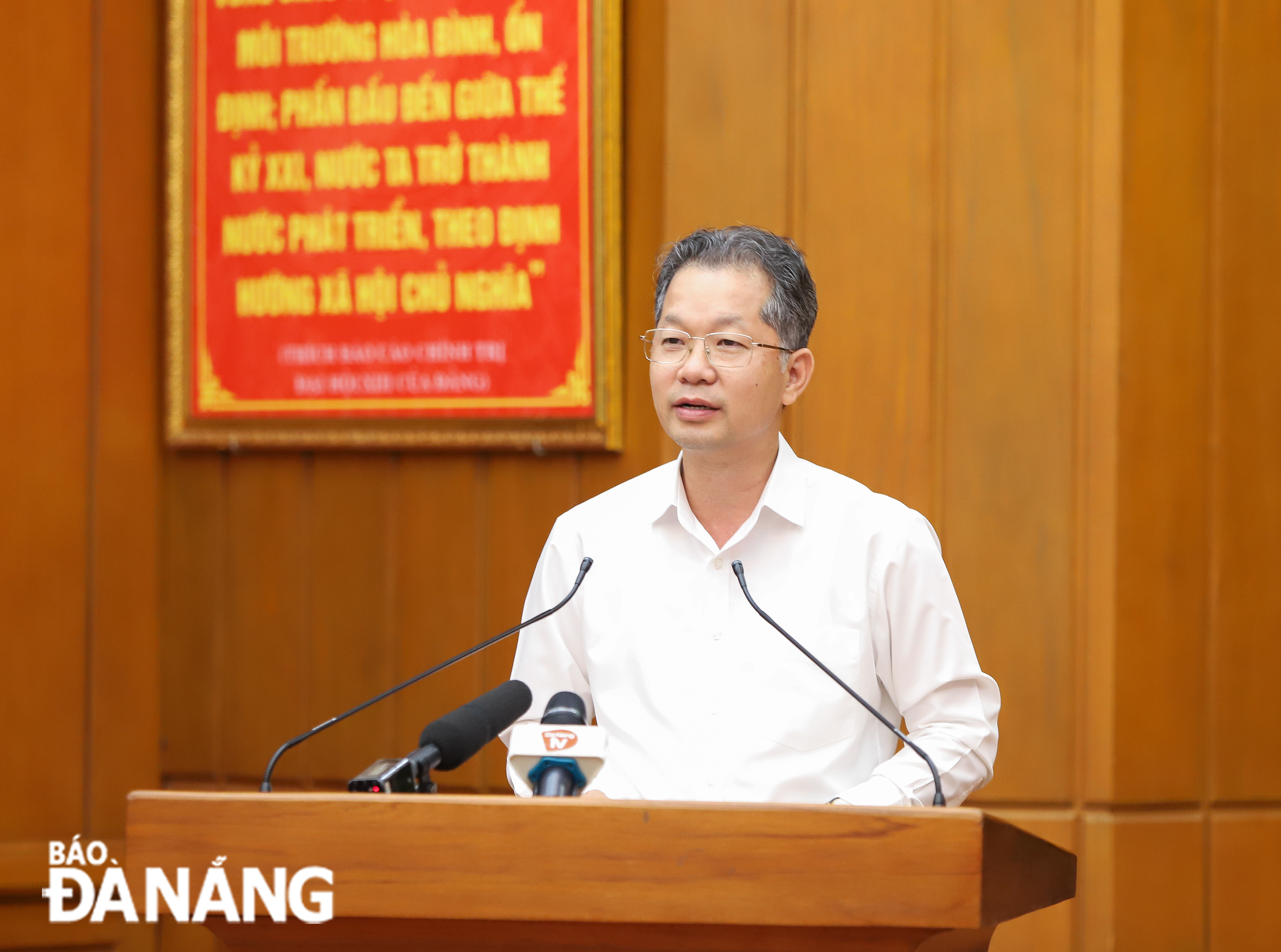 Secretary of the Da Nang Party Committee Nguyen Van Quang expressing his thanks to the PM at the working session. Photo: NGOC PHU