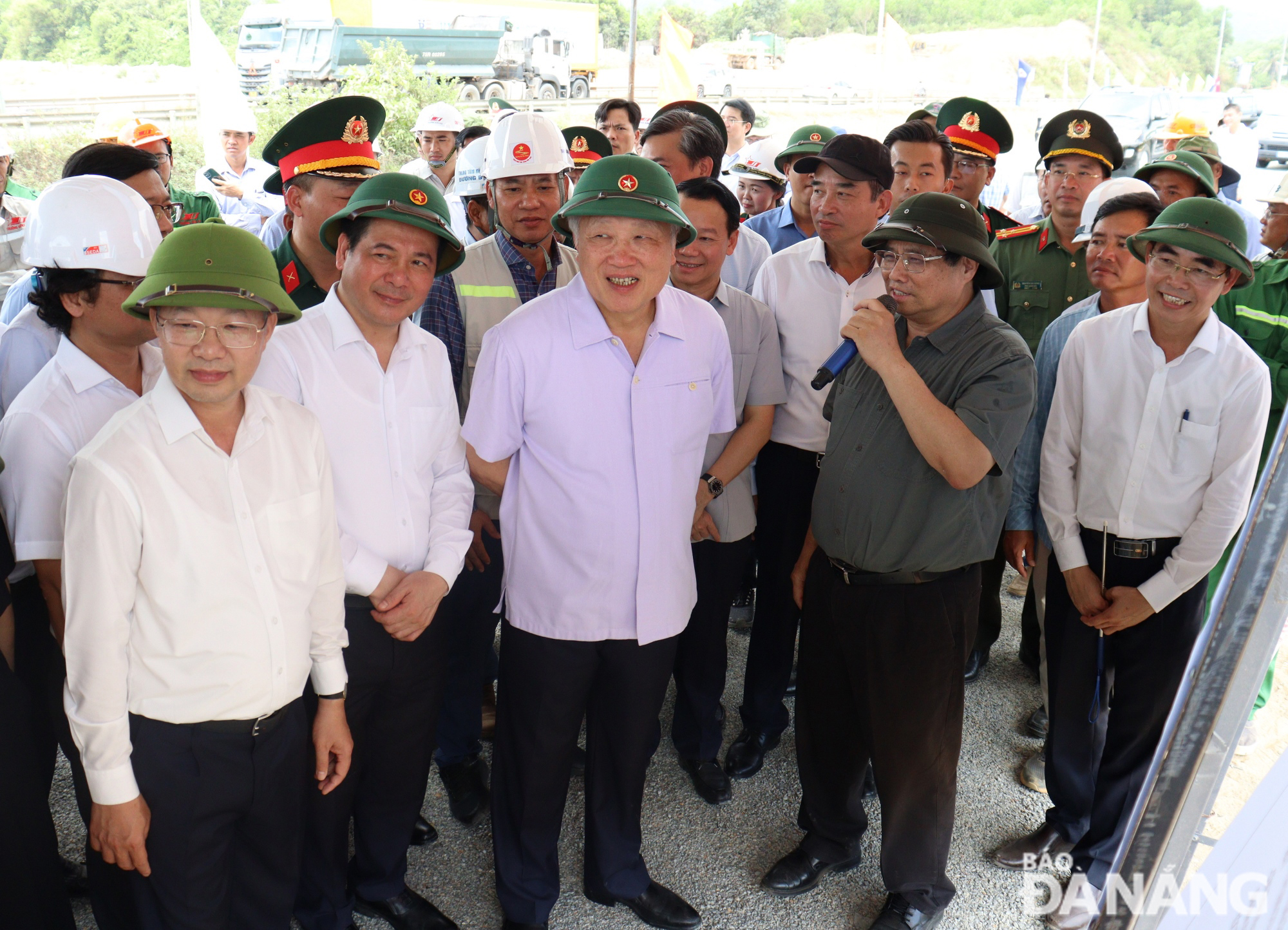  Prime Minister Pham Minh Chinh commends Da Nang, and Hoa Vang District in particular, for their efforts in site clearance for the construction of the eastern expressway section Hoa Lien - Tuy Loan. Photo: HOANG HIEP