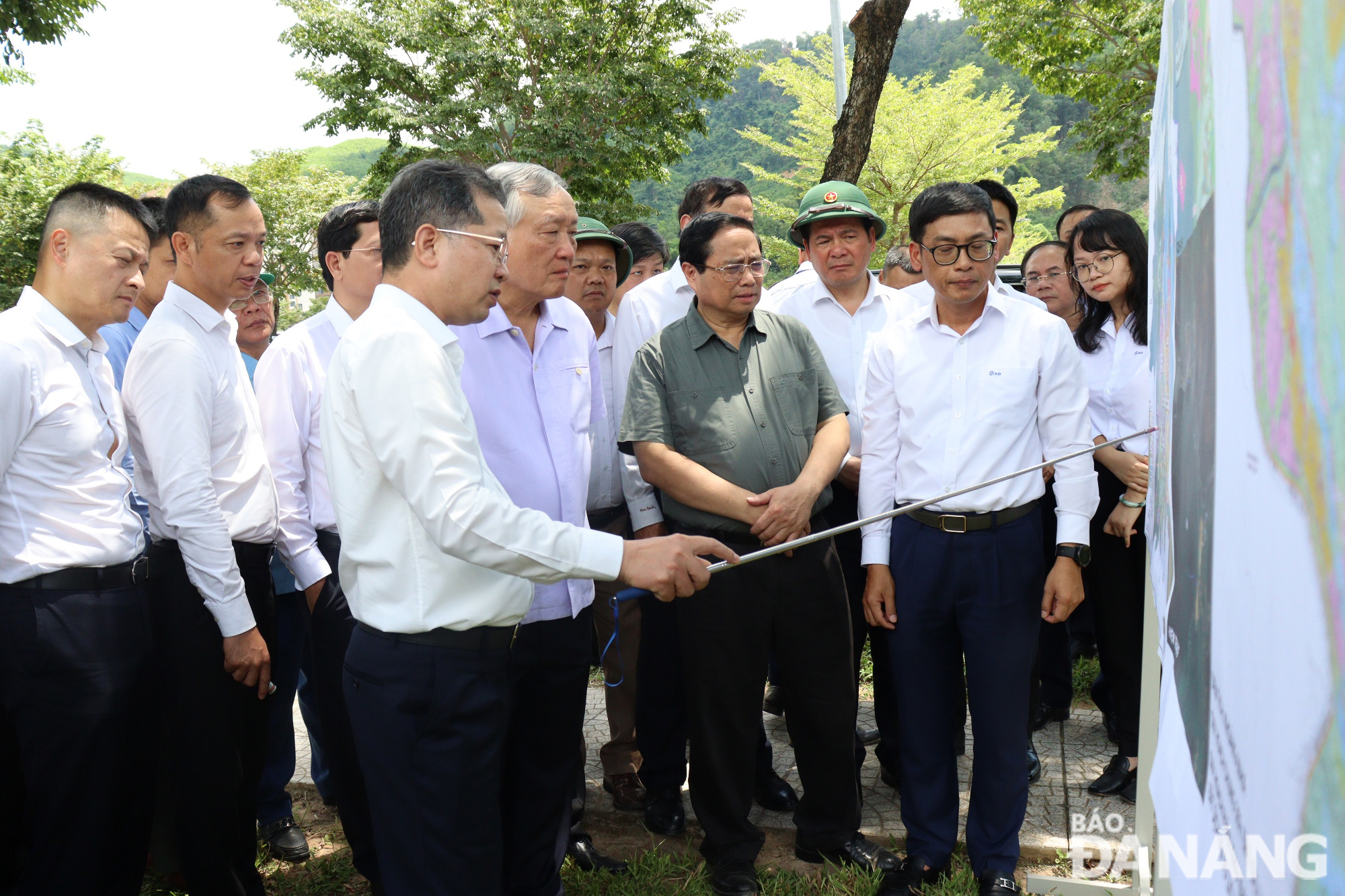 Da Nang Party Committee Secretary Nguyen Van Quang discusses with the PM Pham Minh Chinh about locations for the construction of the Da Nang Free Trade Zone. Photo: HOANG HIEP