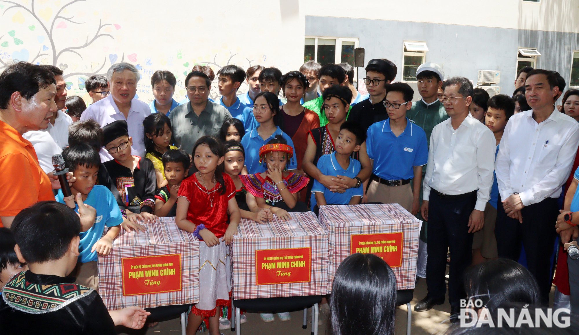 Pupils of the Hy Vong School receive gifts from PM Pham Minh Chinh. Photo: HOANG HIEP