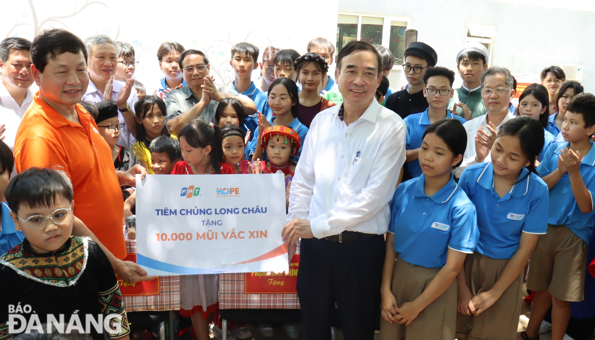  Da Nang People's Committee Chairman Le Trung Chinh receives gifts from FPT Chairman Truong Gia Binh for children and women in the city. Photo: HOANG HIEP