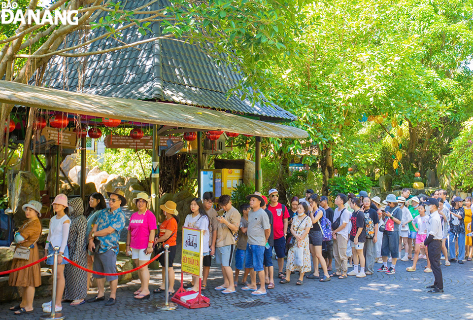 Visitors to the Nui Than Tai Hot Spring Park. Photo: THU HA.