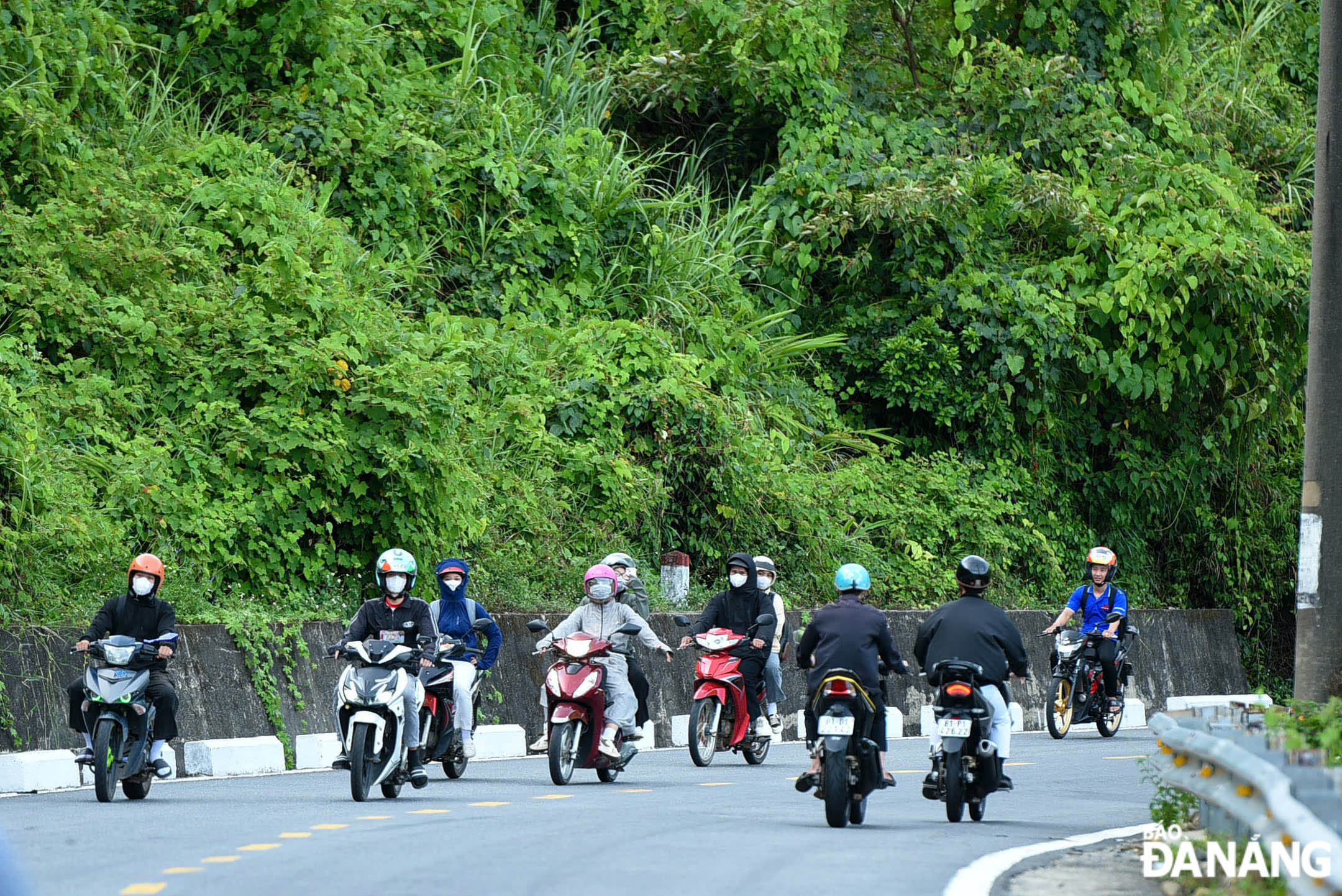 dòng người đông đúc từ các tỉnh phía Bắc đã vượt đèo vào lại Đà Nẵng làm việc sau những ngày nghỉ lễ Quốc khánh 