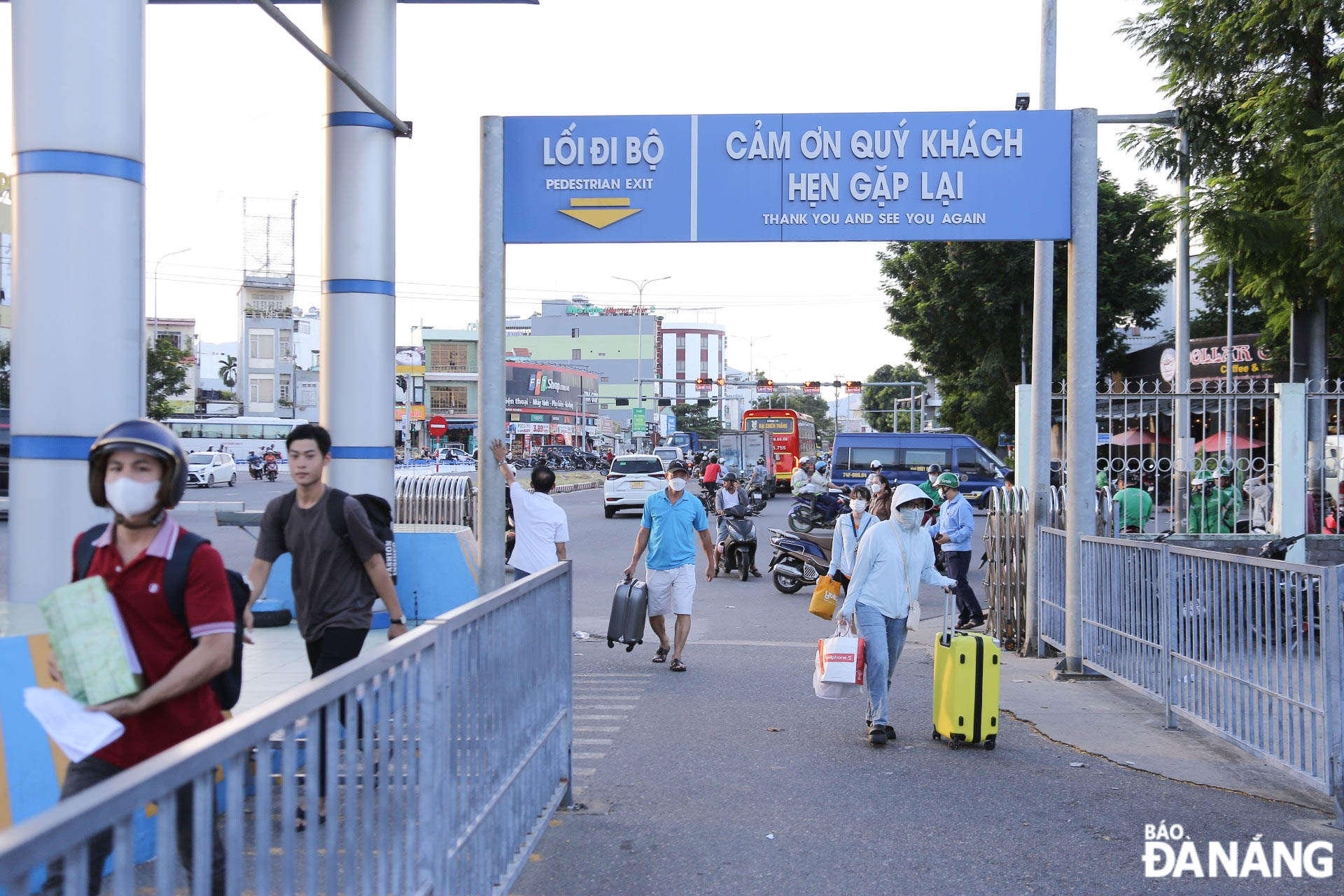 A large number of students and workers from Quang Binh, Quang Tri and Thua Thien - Hue provinces returning to Da Nang for studying and working.