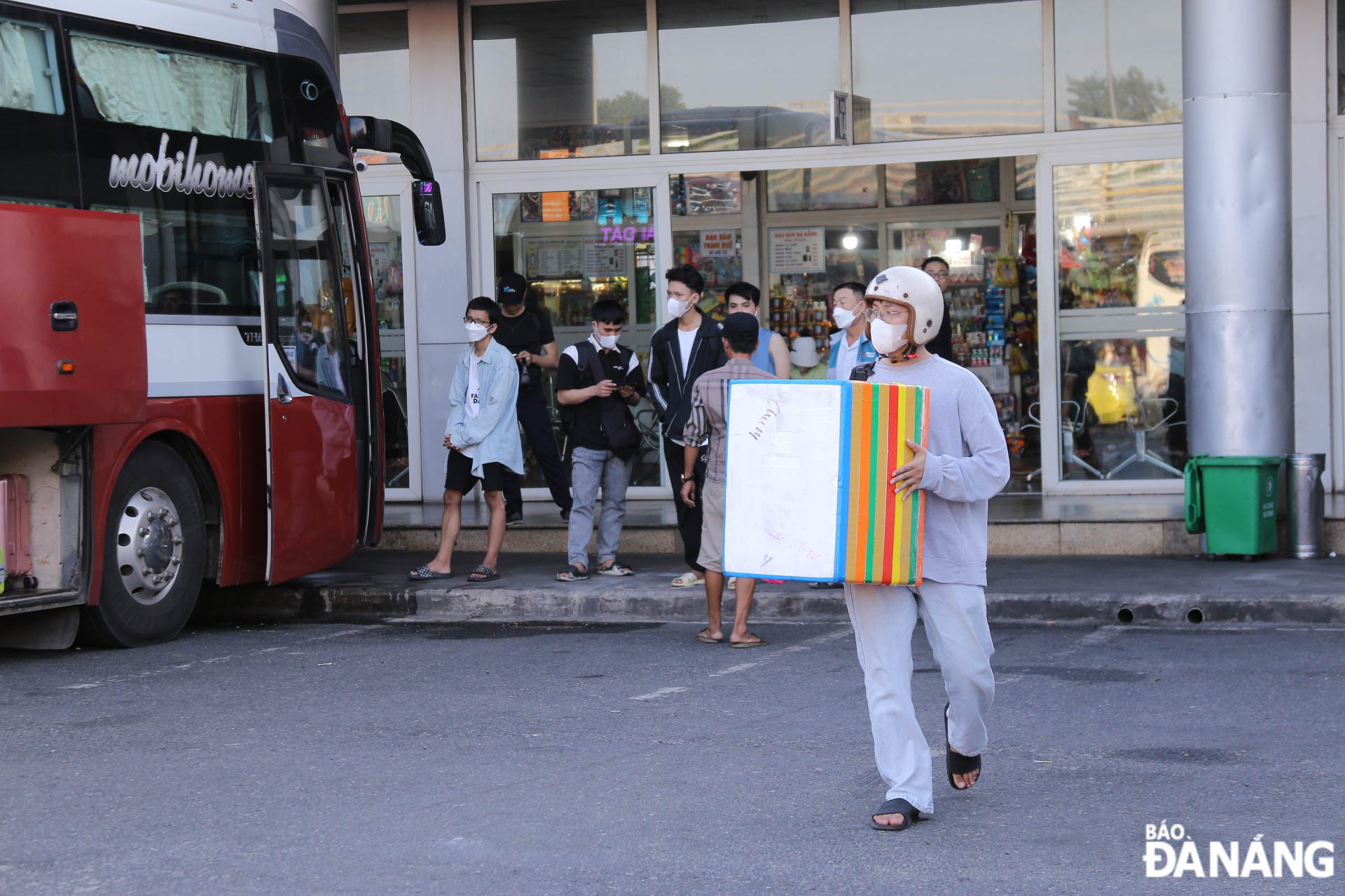 Many students bringing boxes of necessities prepared by their families to return to Da Nang to live and study.