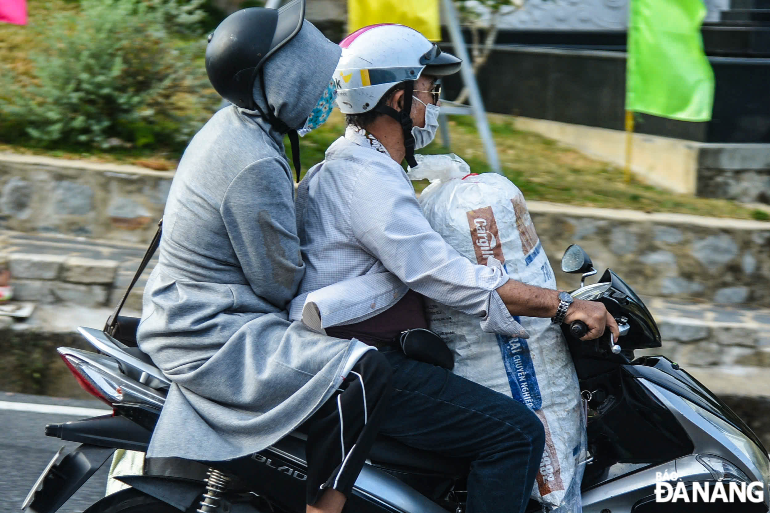 People with luggage crossing the Hai Van Pass to return to Da Nang after 4-day break for the National Day holiday