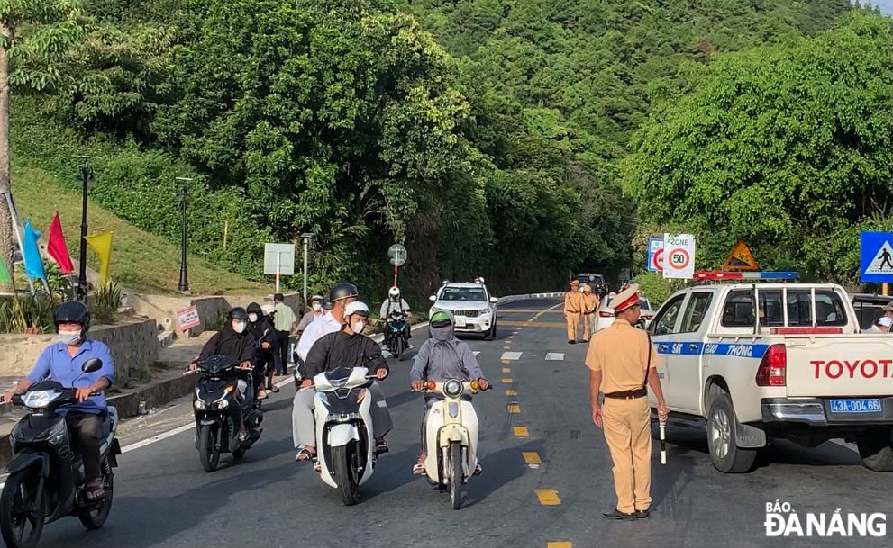 Authorities are on duty at the top of Hai Van Pass and dangerous curves to prevent illegal racing, avoid traffic jams, and ensure the safety of people when crossing the pass.