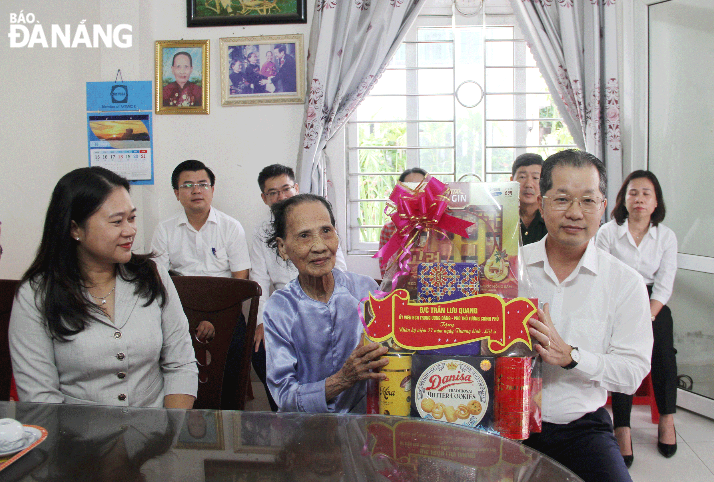 Member of the Party Central Committee, Secretary of the Da Nang Party Committee, and Head of the National Assembly Delegation of Da Nang, Mr Nguyen Van Quang (right), visits a policy beneficiary family in Hai Chau District. Photo: LP