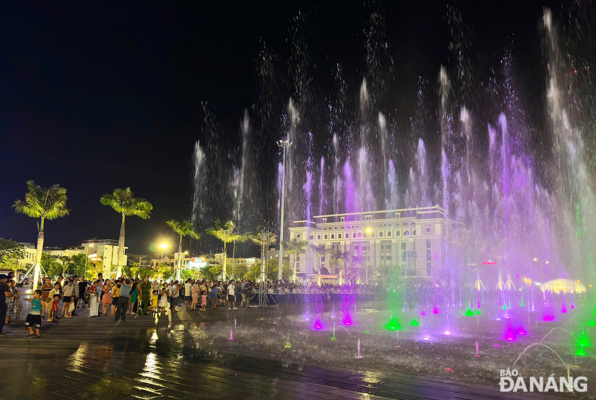 The highlight of the new square space is the night-time artistic musical water fountain show, attracting a large number of people and tourists to have a fun and watch