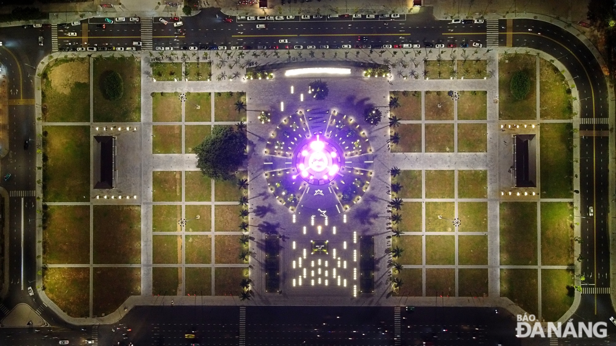 The infrastructure space around the Peace Monument includes two rest houses, landscape architecture system, trees, and lighting system.