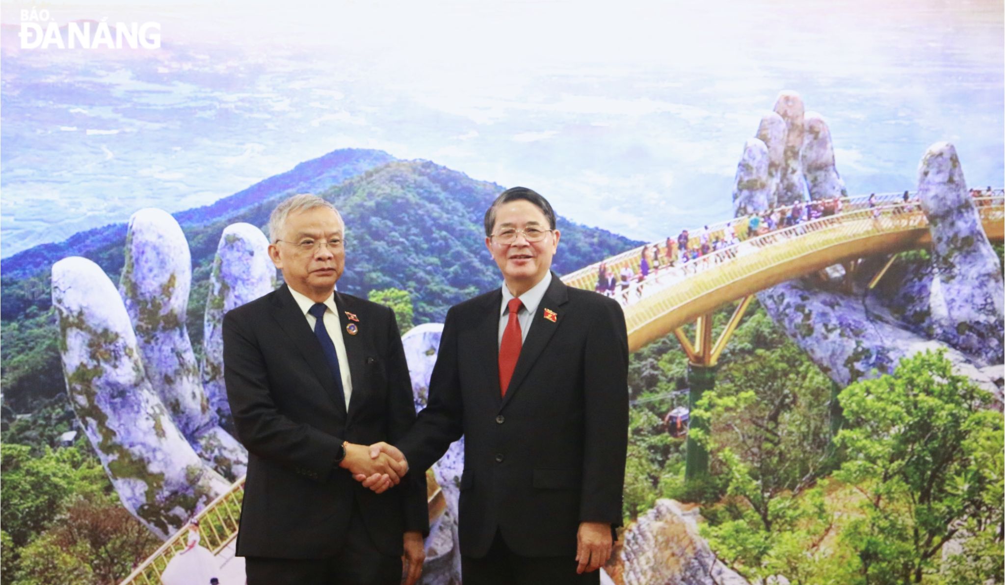 Vice Chairman of Vietnamese National Assembly Nguyen Duc Hai (right) and his Lao counterpart Sommad Pholsena. Photo: T.P