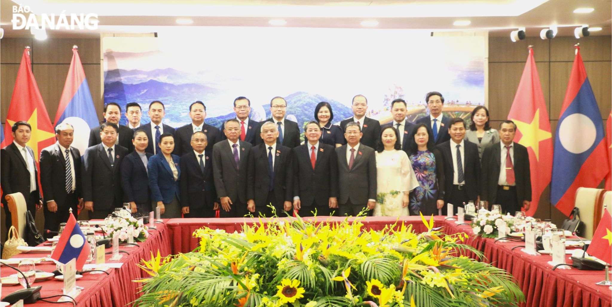 Leaders of Vietnamese and Lao National Assemblies  posing for a souvenir photo. Photo: T.P