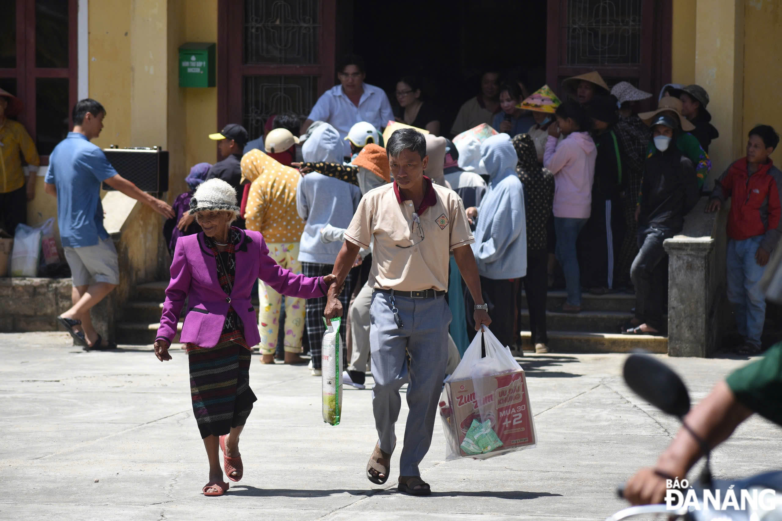 The Nhan Ai Social Work Group presented gifts to the locals. 