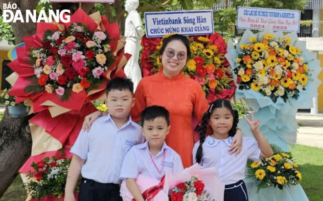 Cô và trò Trường Tiểu học Lý Tự Trọng (quận Hải Châu) phấn khởi trong năm học mới.