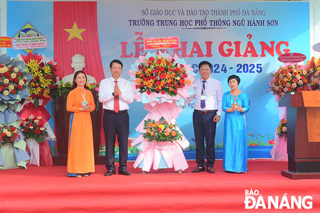 Chairman of the municipal People's Council Ngo Xuan Thang (second, left) congratulating the Ngu Hanh Son Senior High School on the new school year. Photo: PHI NONG