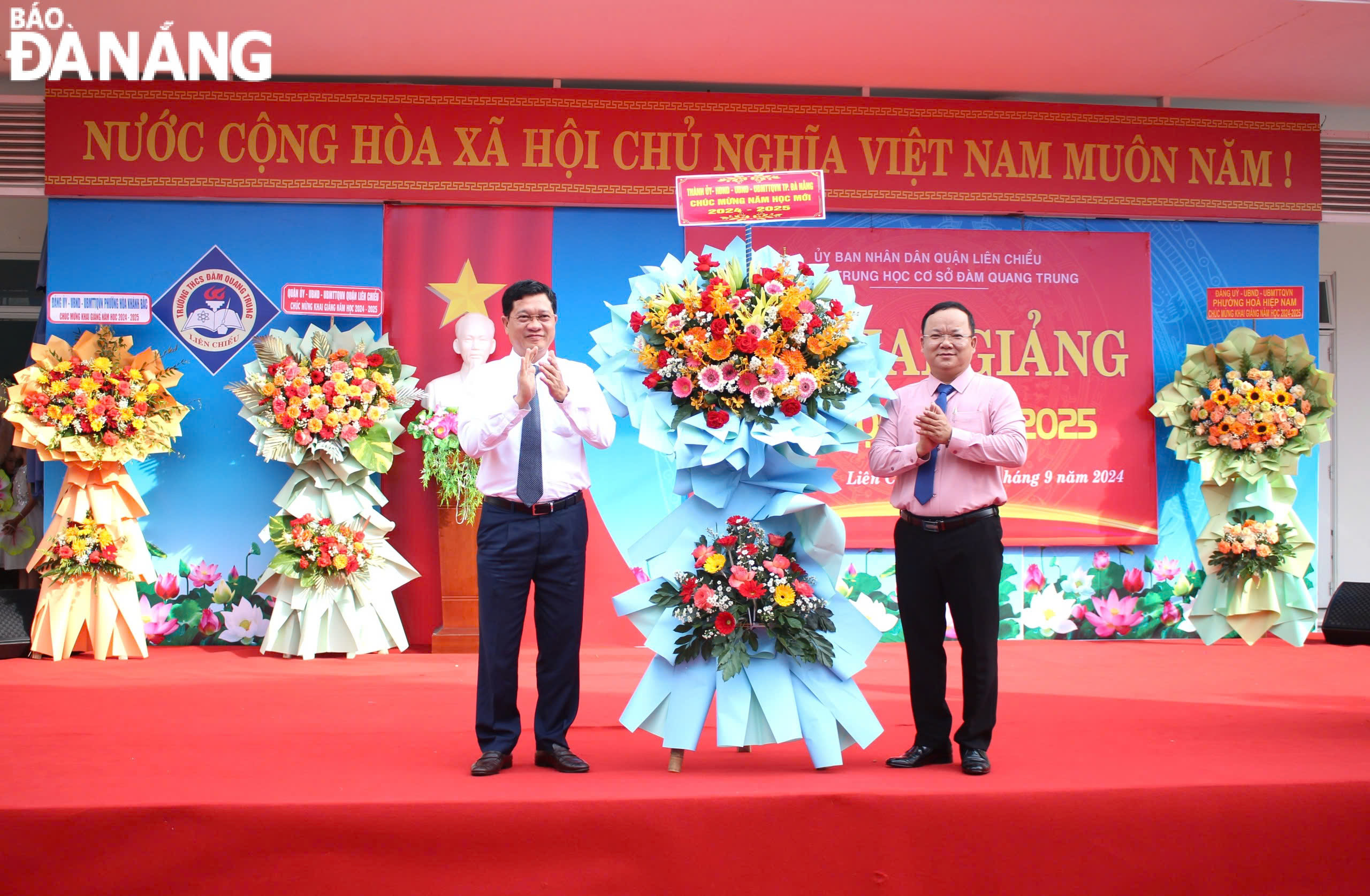 Standing Vice Chairman of the municipal People's Council Tran Phuoc Son (left) and leader of the Dam Quang Trung Junior High School. Photo: N.Q.