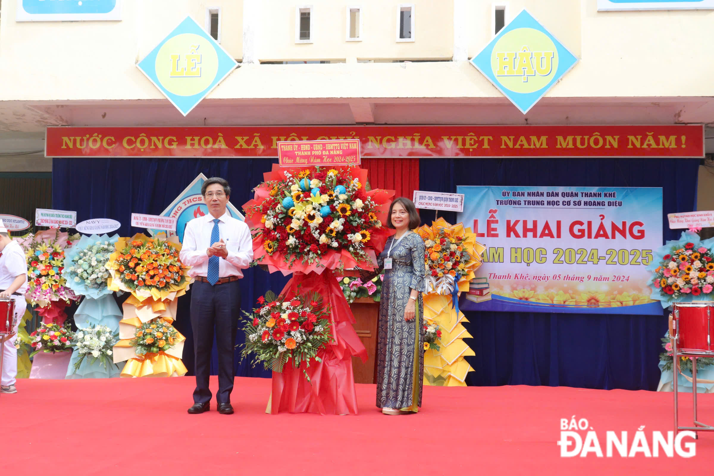 Vice Chairman of the People's Committee Tran Chi Cuong (left) and leader of the Hoang Dieu Junior High School on the new school year 2024-2025. PHOTO: KHANH NGAN