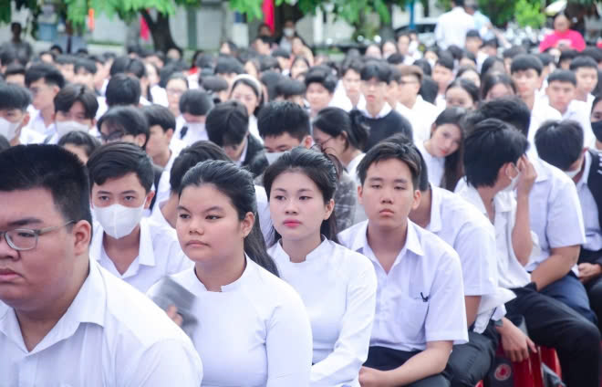 Tân học sinh, sinh viên trong ngày khai giảng.