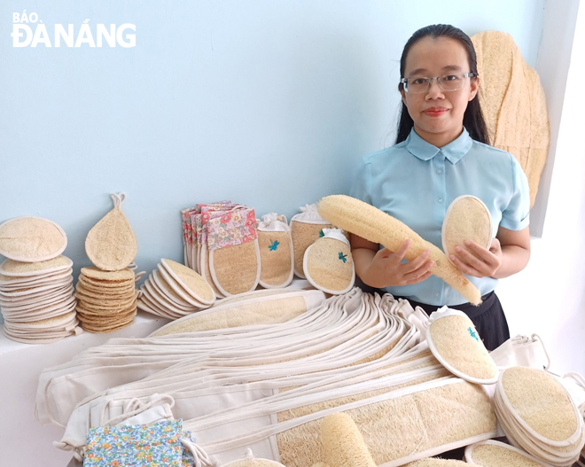 Ms Vo Thi Ngoc Thu and products from her project.