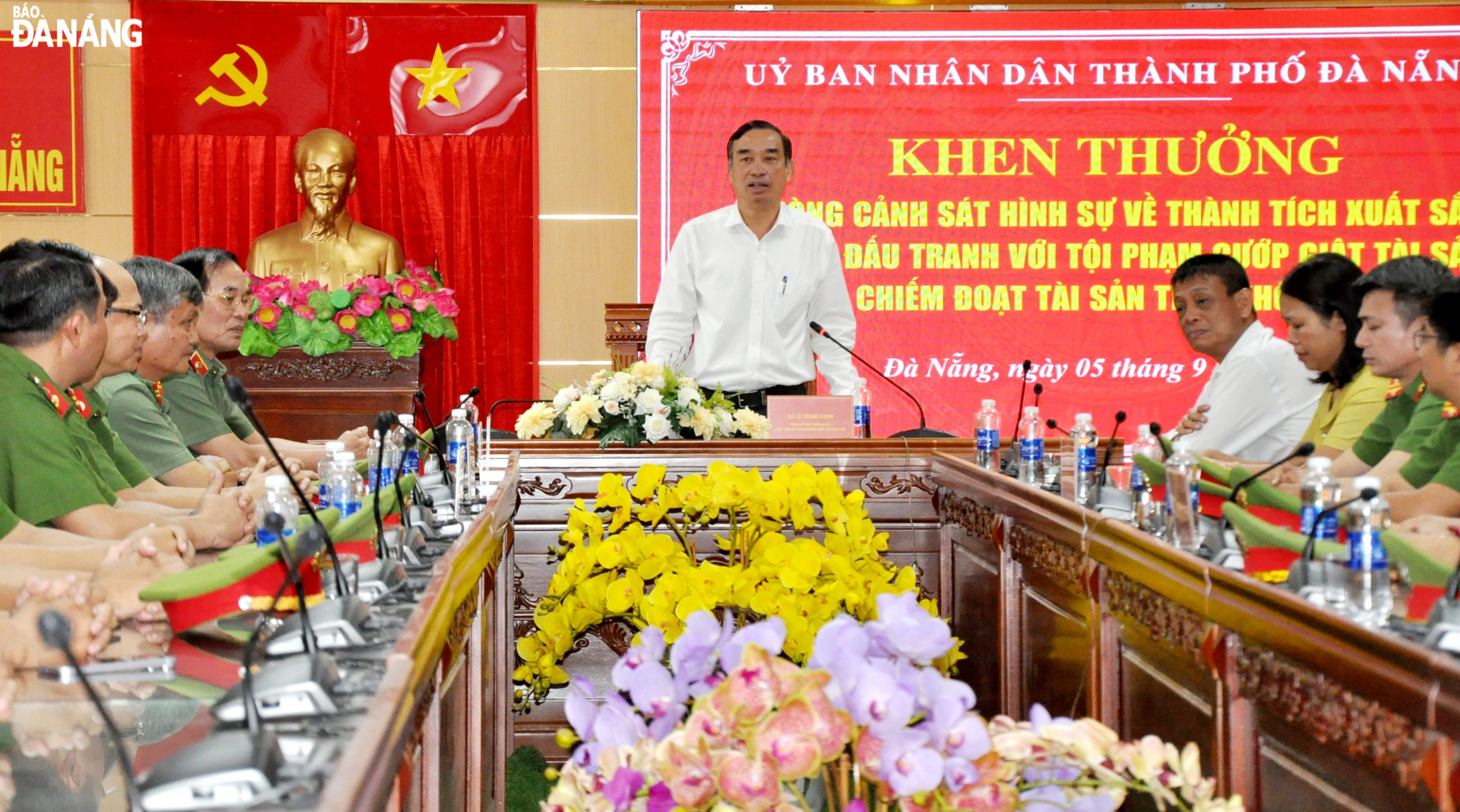 Chủ tịch UBND thành phố Lê Trung Chinh phát biểu tại buổi khen thưởng. Ảnh: LÊ HÙNG