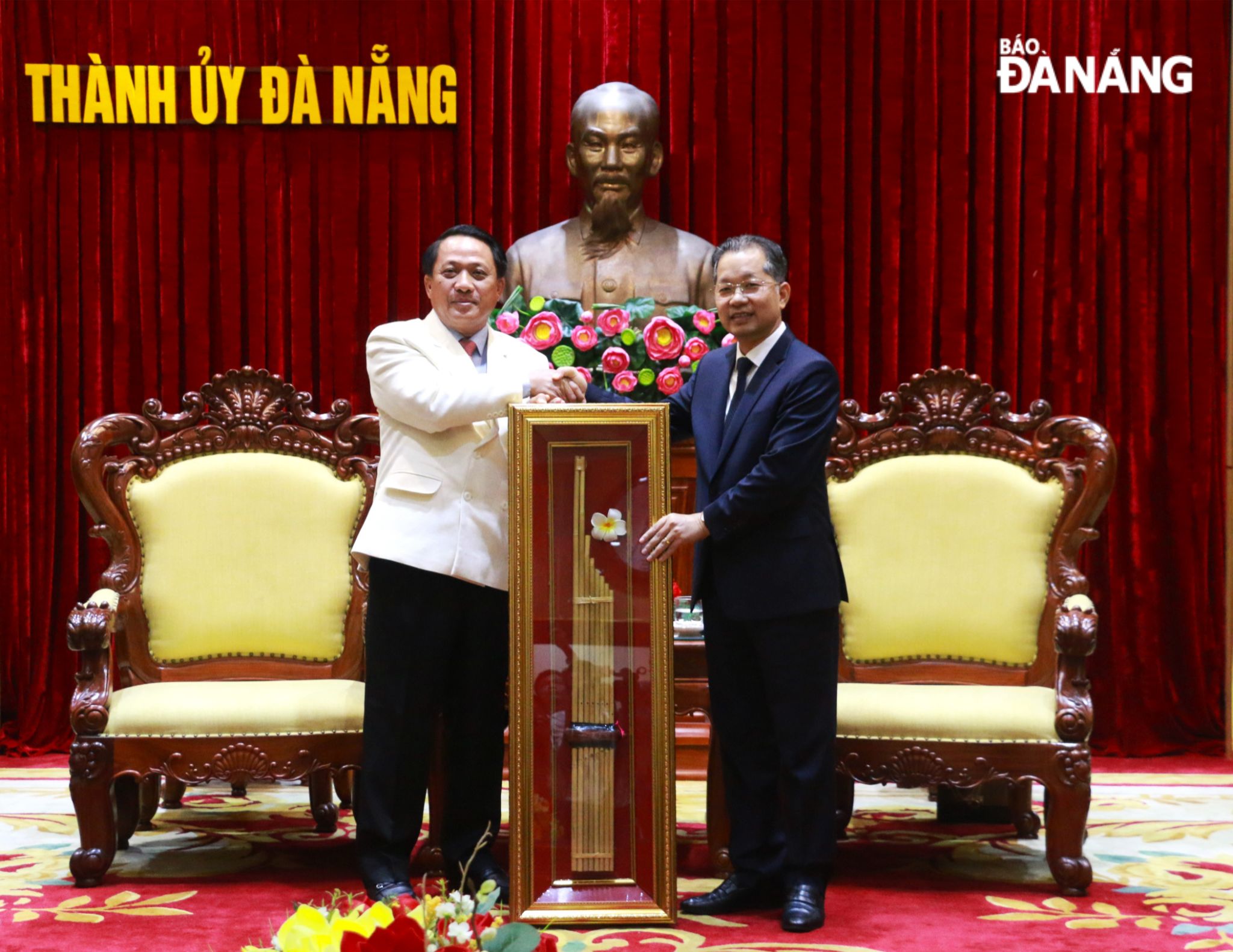 Governor of Laos' Savannakhet Province Bounchom Oubonpaseuth (left) presenting a souvenir to Da Nang Party chief Nguyen Van Quang. Photo: T.P