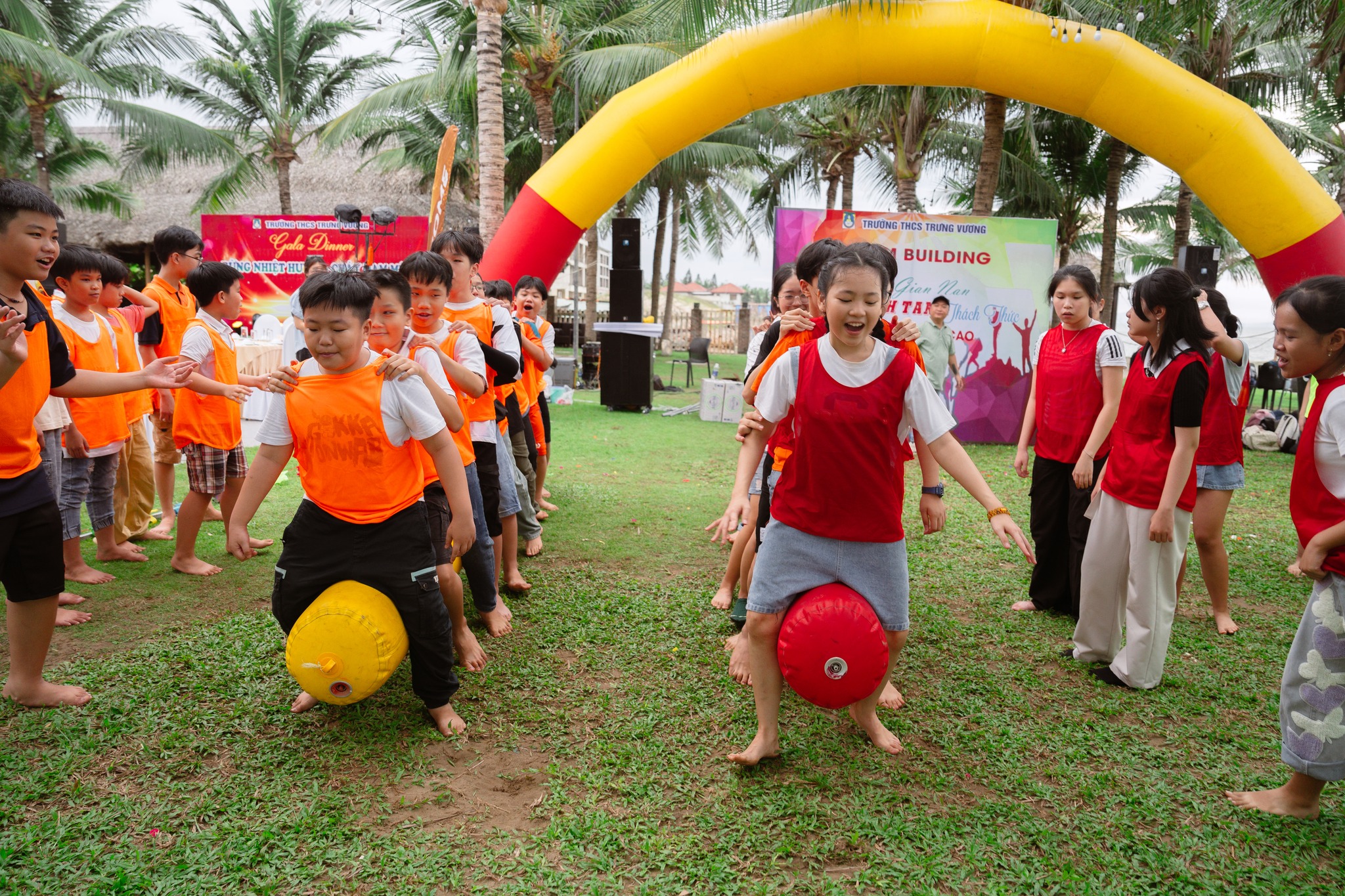 Mang lại một môi trường giáo dục với tinh thần kỳ vọng ít, kỳ công nhiều sẽ giúp trẻ có cơ hội phát triển toàn diện, hạnh phúc. Trong ảnh: Học sinh Trường THCS Trưng Nữ Vương (quận Hải Châu) tham gia hoạt động vui chơi, dã ngoại tại bãi biển Mỹ Khê. Ảnh: T.Y