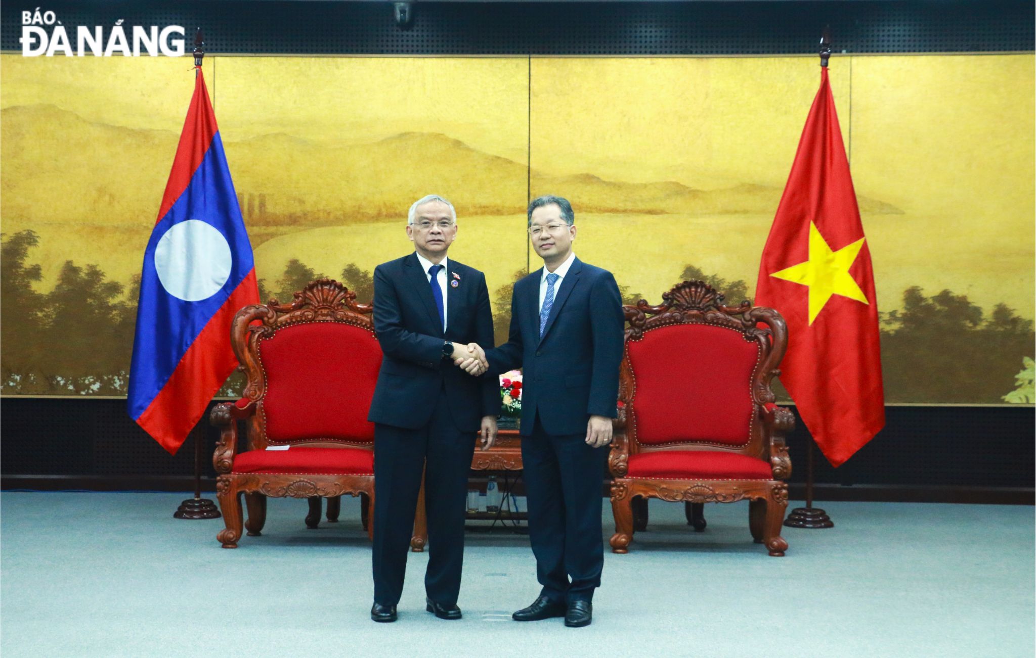 Secretary of the Da Nang Party Committee Nguyen Van Quang (right) chairing a reception for Vice President of the Lao National Assembly Sommad Pholsena. Photo: T.P