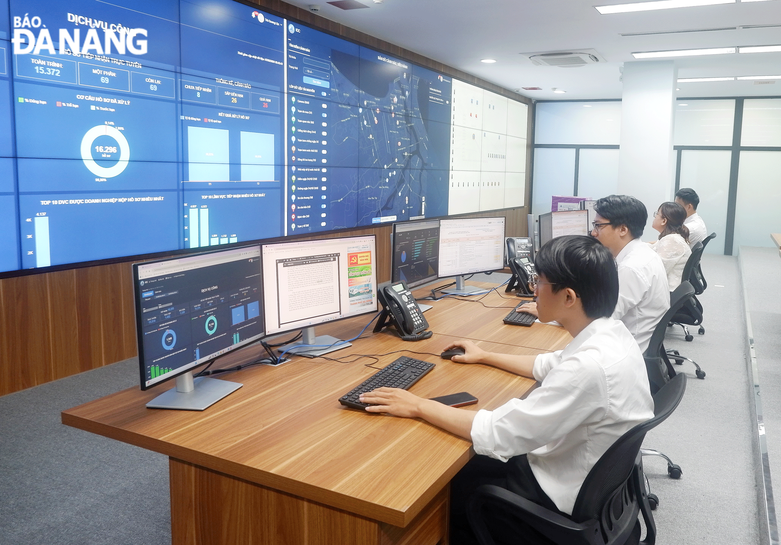 The Da Nang Intelligent Operation Centre comes into operation, contributing to promoting online public services throughout the process. Photo: M.QUE