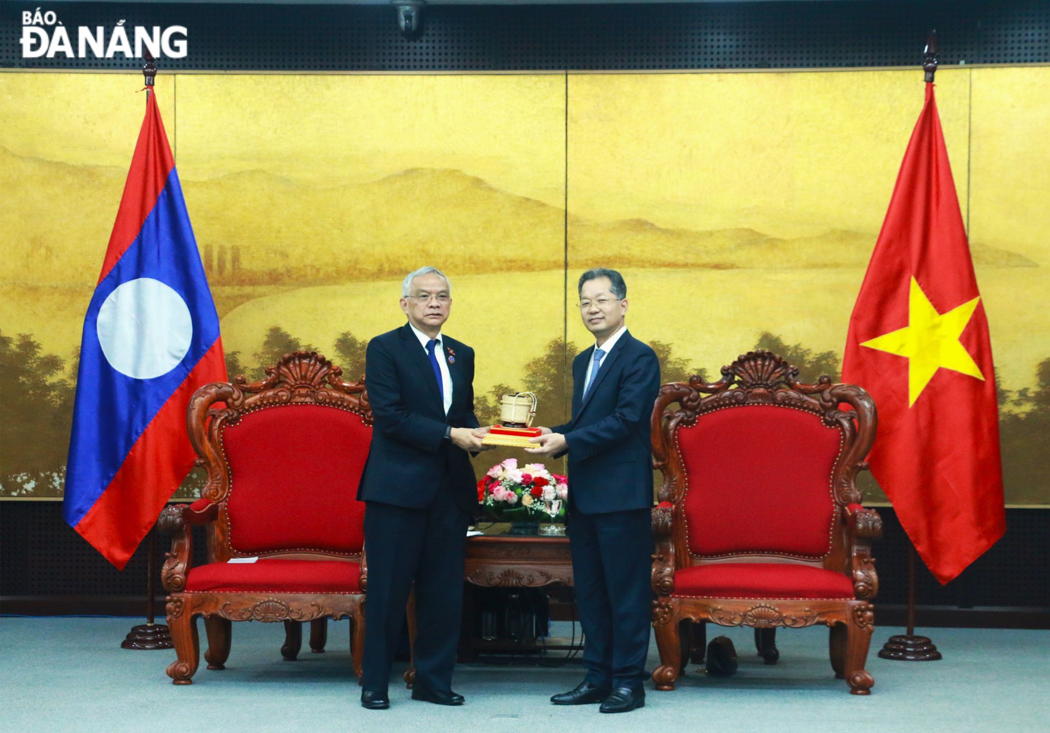 Vice Chairman of the Lao National Assembly Sommad Pholsena (left) presenting a souvenir to Secretary of the municipal Party Committee Nguyen Van Quang. Photo: T.P