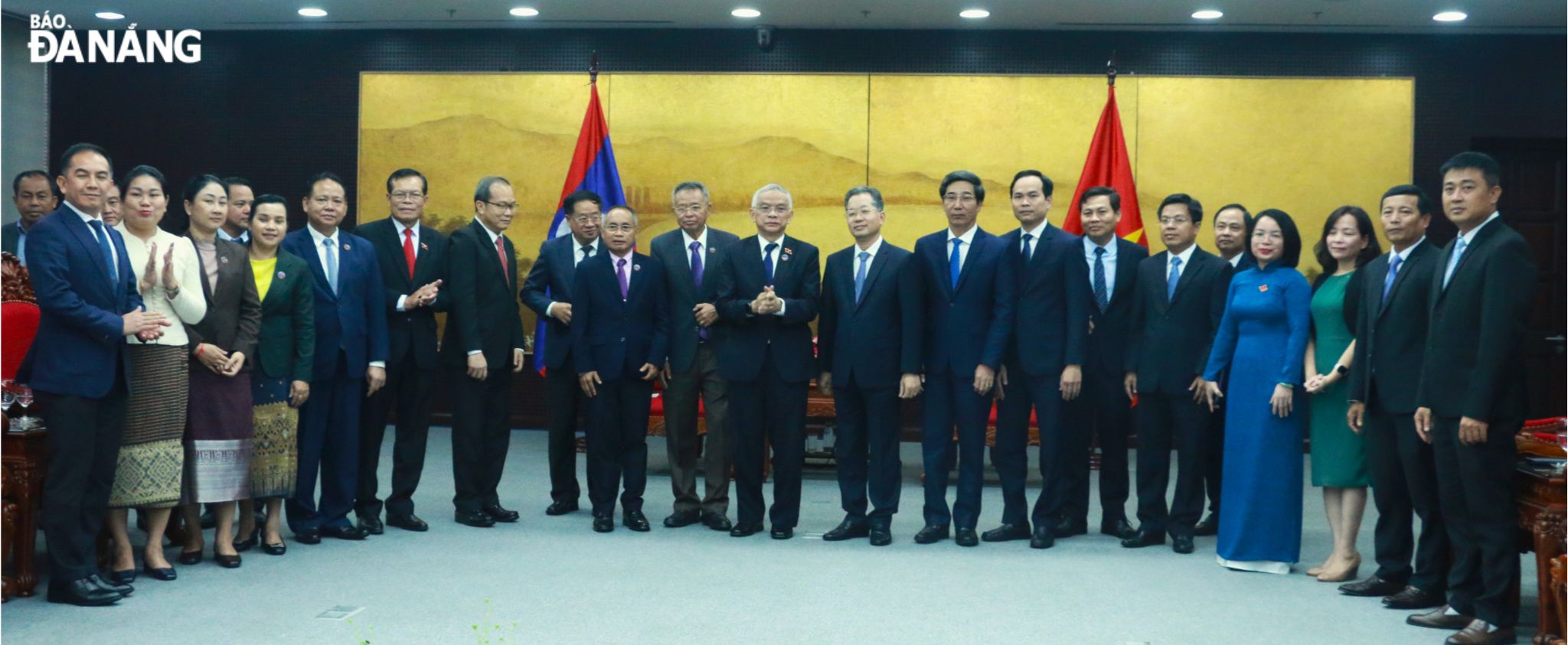 The Lao National Assembly delegation and Da Nang leaders posing for a souvenir photo. Photo: T.P