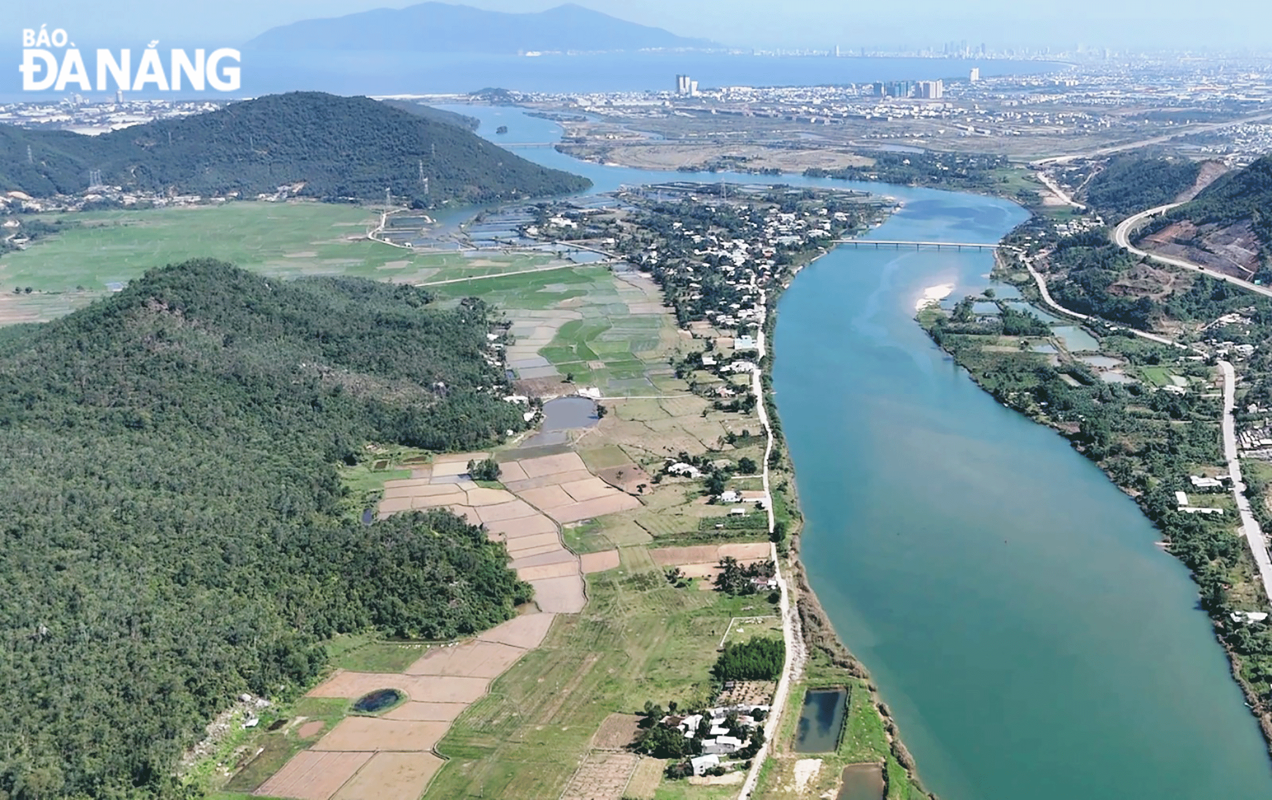 The city is allowed by the National Assembly to carry out in advance the preparation work of land acquisition to build industrial parks, logistics centres. IN PHOTO: An area in Hoa Lien Commune, Hoa Vang District, is being considered for selection to build a logistics hub, and a production area in the Da Nang Free Trade Zone. Photo: HOANG HIEP