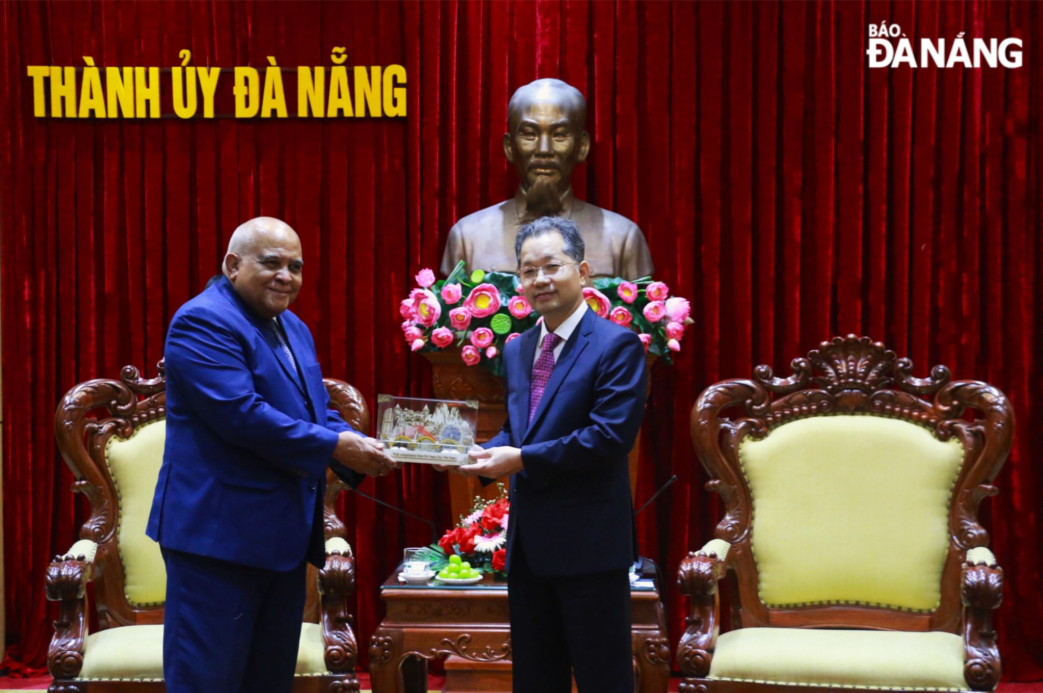 Secretary of the Da Nang Party Committee Nguyen Van Quang (right) presenting a souvenir to Cuban Ambassador to Viet Nam Orlando Hernández Guillén at their working session in the city on September 6. Photo: T.P