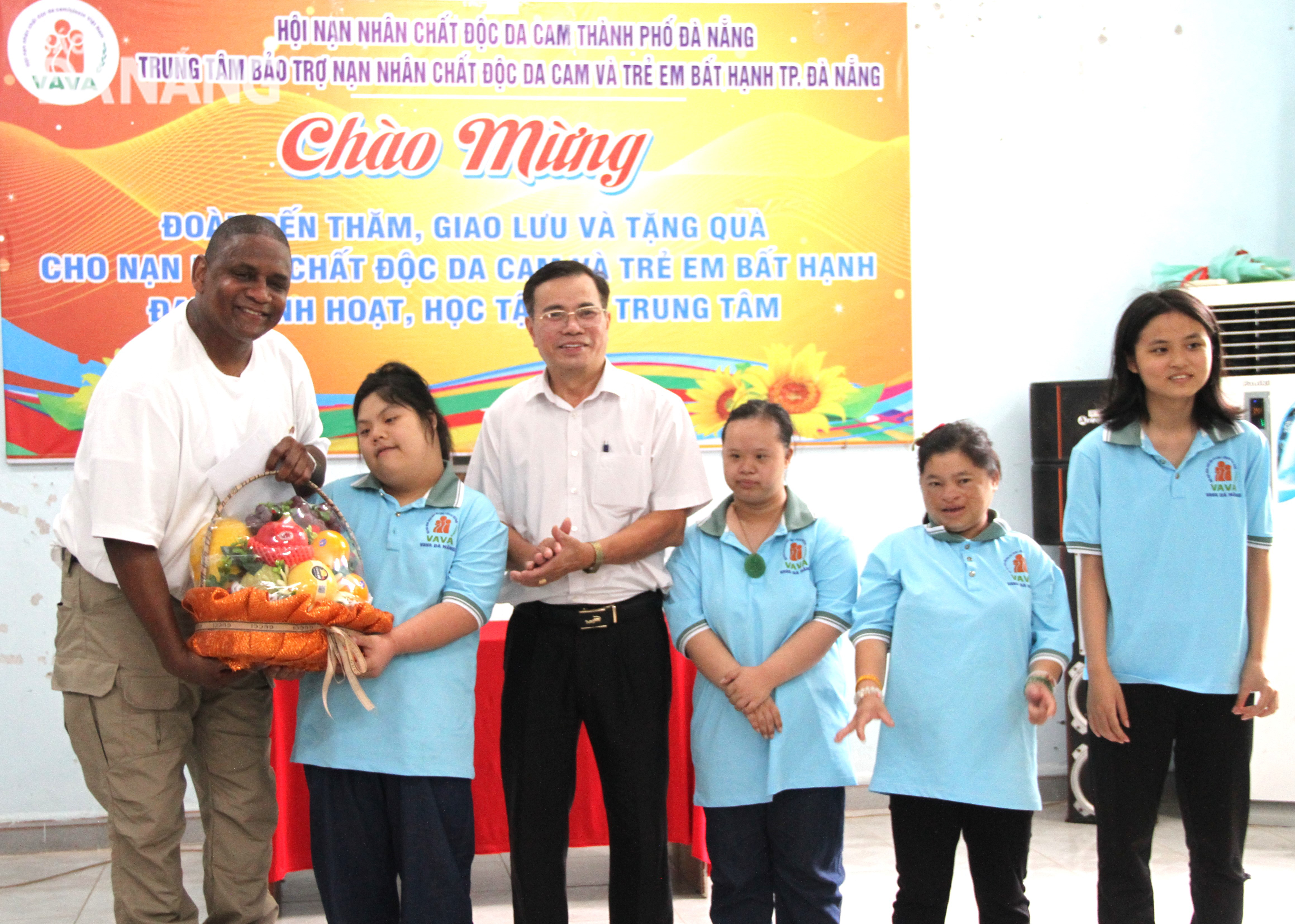 A representatives of the delegation of US veterans presenting gifts to victims of AO. Photo: L.P.