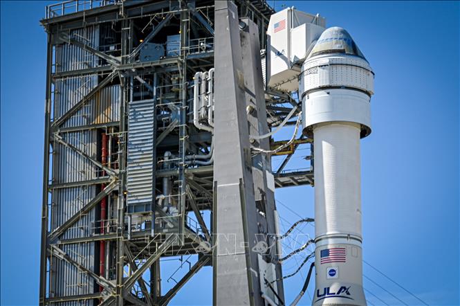 Tên lửa đẩy Atlas V mang theo tàu vũ trụ Starliner được đặt vào bệ phóng ở Trung tâm vũ trụ Kennedy, bang Florida, Mỹ ngày 5/5/2024. Ảnh: AFP/TTXVN