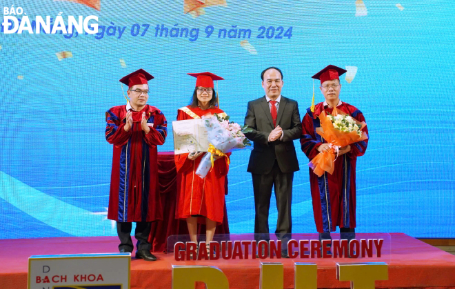 Lãnh đạo Đại học Đà Nẵng và Trường Đại học Bách khoatrao bằng cho các tân tiến sĩ. Ảnh: NGỌC HÀ