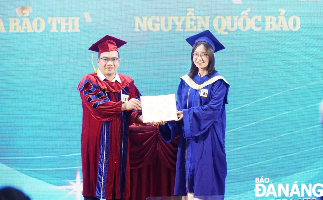 Lãnh đạo Trường Đại học Bách khoa trao bằng cho thủ khoa ngành Nguyễn Thị Thảo Nguyên - Lớp 19PFIEV1, Chương trình đào tạo (CTĐT) Kỹ thuật cơ khí- Chuyên ngành Sản xuất tự động. Ảnh: NGỌC HÀ