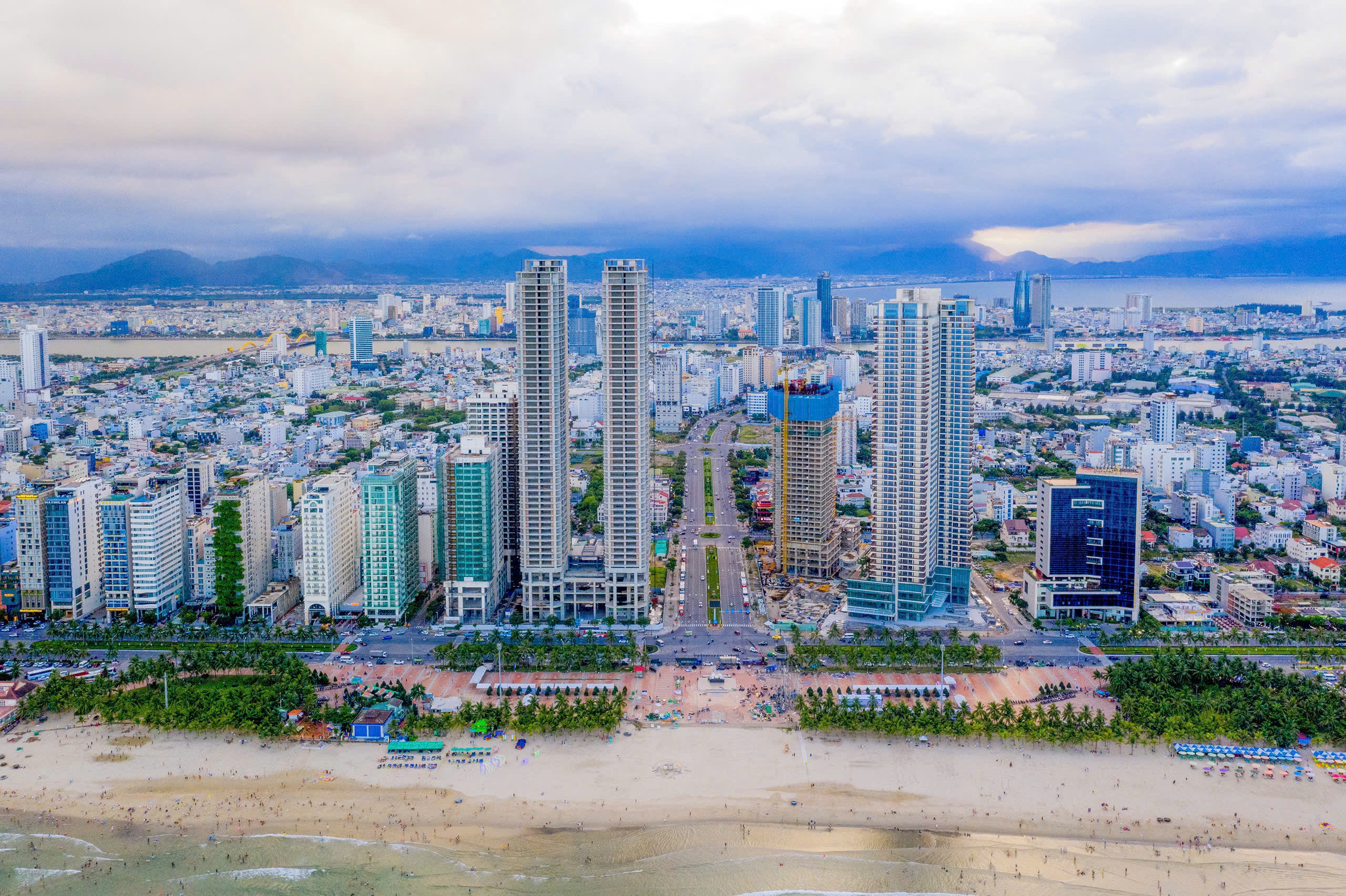 The planning of coastal infrastructure and services has essentially taken shape, giving Da Nang a modern appearance. Photo: TUAN LE